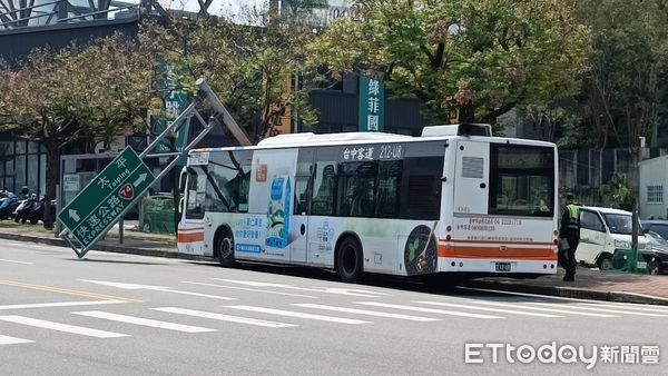 ▲台中客運撞斷路桿「45度歪腰」　騎士差點被正中...急閃摔車割傷 。（圖／記者許權毅翻攝）