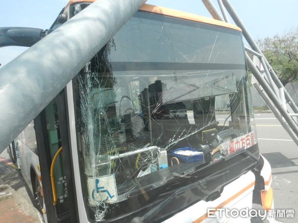 ▲台中客運撞斷路桿「45度歪腰」　騎士差點被正中...急閃摔車割傷 。（圖／記者許權毅翻攝）