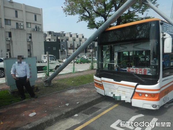 ▲台中客運撞斷路桿「45度歪腰」　騎士差點被正中...急閃摔車割傷 。（圖／記者許權毅翻攝）