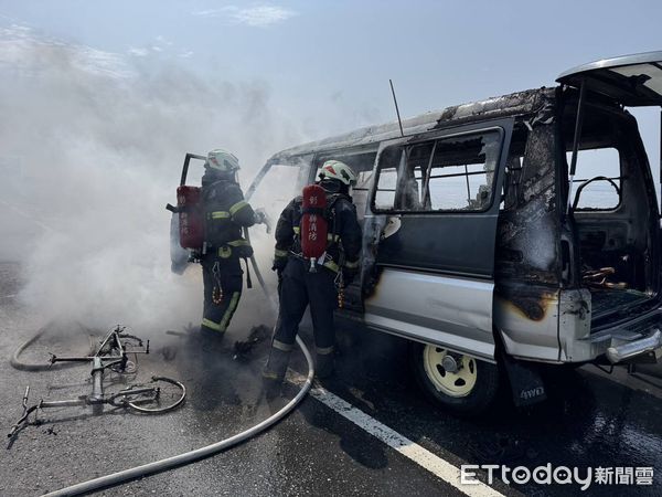 ▲台61線芳苑路段火燒車，駕駛跳車逃生。（圖／記者唐詠絮翻攝）