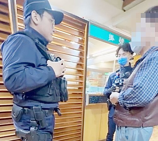 ▲桃園警方到轄區某婦產科診所詢問負責人有關越南籍孕婦產子後猝死過程。（圖／記者沈繼昌翻攝）