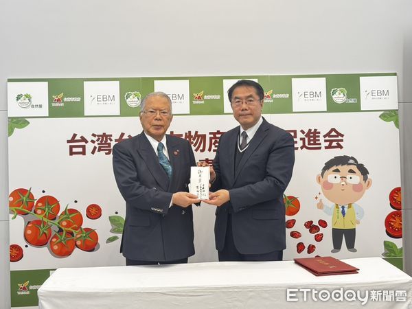 ▲株式會社日本典禮會長宮地正治為0121楠西地震捐款100萬日幣，11日黃偉哲市長在東京代表接受，並回贈感謝狀表達感謝。（圖／記者林東良翻攝，下同）