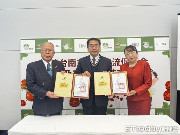 ▲株式會社日本典禮會長宮地正治為0121楠西地震捐款100萬日幣，11日黃偉哲市長在東京代表接受，並回贈感謝狀表達感謝。（圖／記者林東良翻攝，下同）