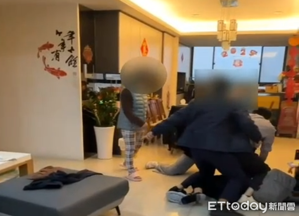 ▲▼見車手入屋內立即進行壓制逮捕，許婦則上前欲救車手。（圖／桃園警分局提供）