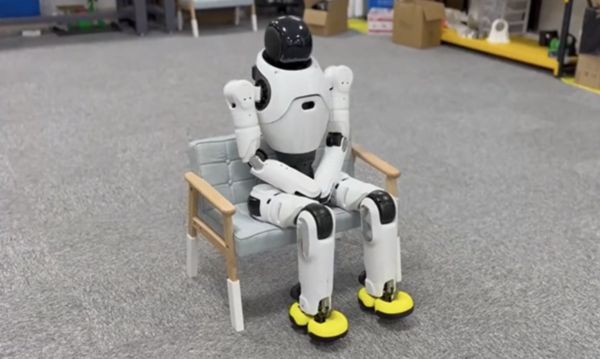 ▲▼陸人形機器人「靈犀X2」發表　結合AI展現強大互動力。（圖／翻攝智元機器人）