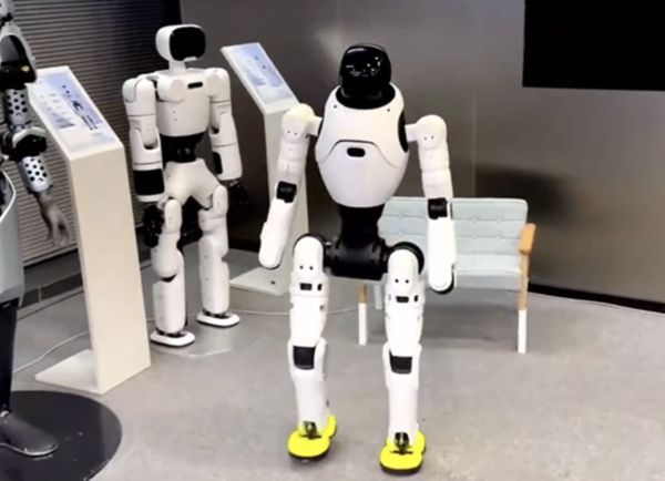 ▲▼陸人形機器人「靈犀X2」發表　結合AI展現強大互動力。（圖／翻攝智元機器人）