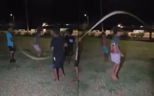 孩童嗨拿「2.5公尺蟒蛇屍當跳繩」　誇張片爆紅警震怒：開罰26萬。（圖／翻攝自X）