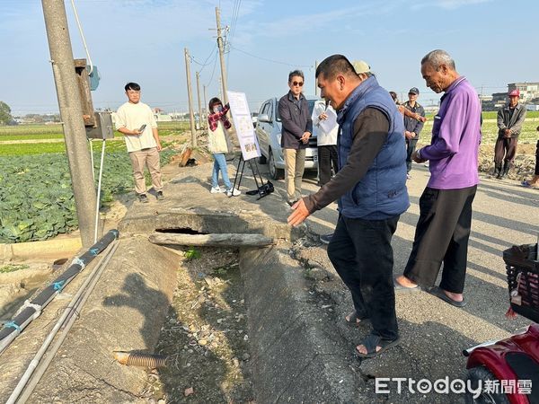 ▲立法委員劉建國今日邀集農田水利署副署長林國華至多處農路段召開施工說明會。（圖／記者游瓊華翻攝）