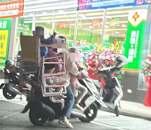 ▲台南3寶媽「機車後座疊疊樂」被網友PO網引安全熱議，永康警方派員安全宣導，台南市社會局已介入關懷協助。（圖／翻攝自Threads／loveshe911）