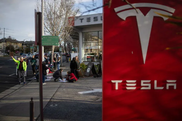 ▲▼美國各地掀起了一股反馬斯克和抵制特斯拉的抗議潮。（圖／路透）