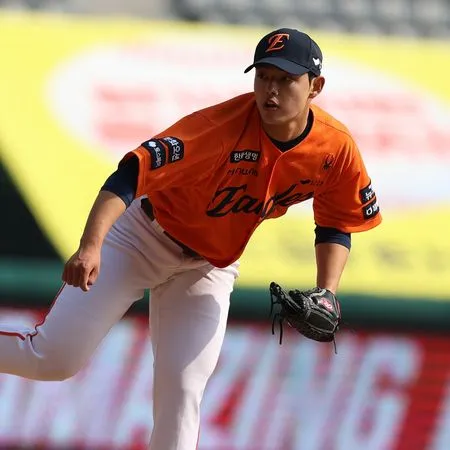 ▲▼韓華鷹文東珠、瑞恩。（圖／截自韓華鷹官方粉專）