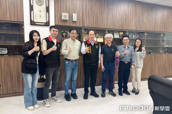 ▲▼花蓮環保局媒合亞泥公司將可再利用之物資捐贈景美國小。（圖／花蓮縣政府提供，下同）