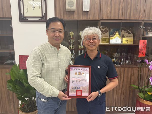 ▲▼花蓮環保局媒合亞泥公司將可再利用之物資捐贈景美國小。（圖／花蓮縣政府提供，下同）