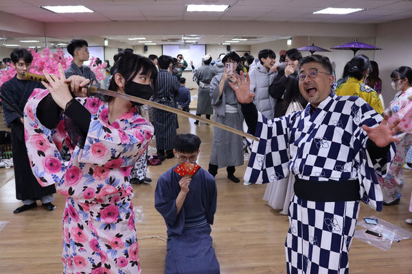 圖一：世新日文系教師百瀨英樹（右）以幽默生動的教學方式，引領高中生深入探索日本文化。（圖／世新大學提供）