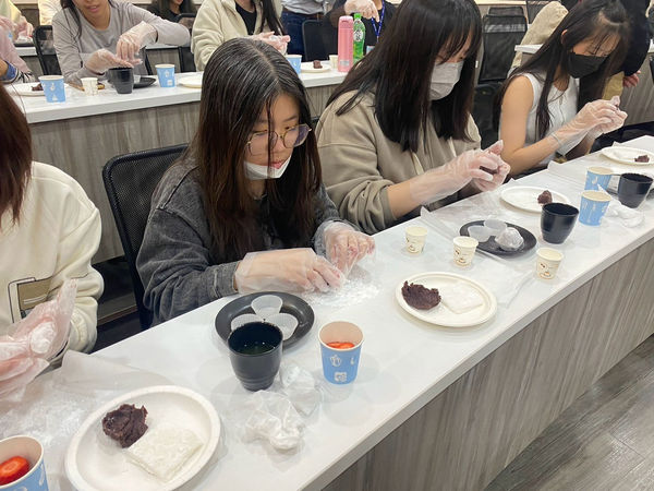 圖二：學員動手製作大福，從中感受日本美食文化的獨特魅力。（圖／世新大學提供）
