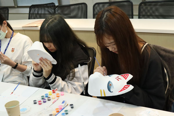 圖三：學員彩繪狐狸面具，透過實作體驗日本傳統手工藝的精緻與創意。（圖／世新大學提供）