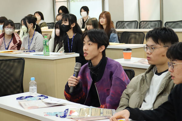 圖四：高中生投入動漫配音課程，在輕鬆氛圍中學習聲音表現的專業技巧。（圖／世新大學提供）