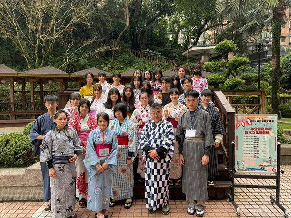 圖五：學員穿上浴衣漫步世新校園拍照留念，彷彿置身於日本祭典的歡樂場景。（圖／世新大學提供）
