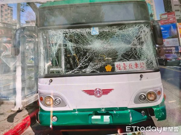 ▲▼  北市中山北路二段，今（11）日中午12時32分發生一起三車追撞事故。（圖／記者張君豪翻攝）