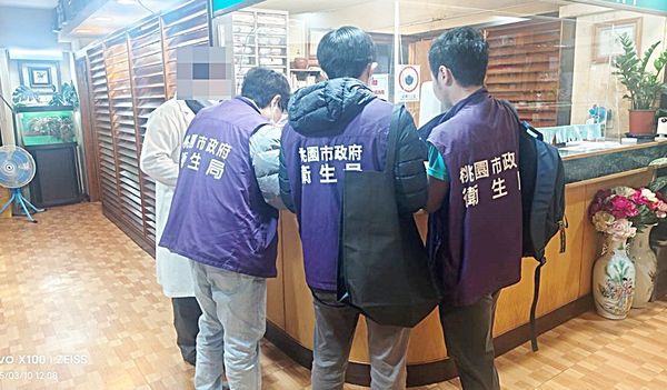 ▲針對桃園區某婦產科診所被處理越南籍孕婦產子卻猝死過程，被質疑場所衛生不佳，衛生局人員到場稽查。（圖／市府衛生局提供）