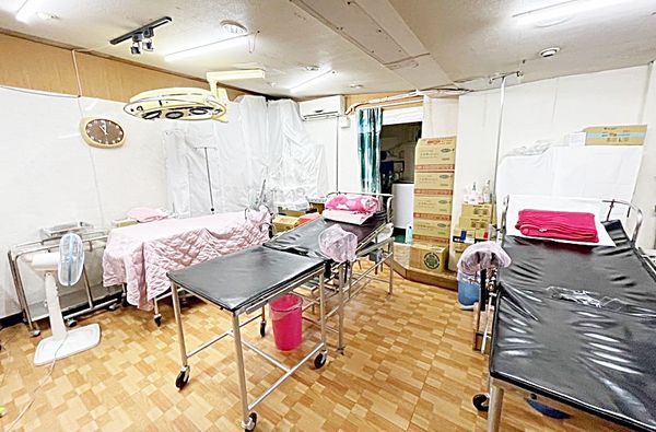▲針對桃園區某婦產科診所被處理越南籍孕婦產子卻猝死過程，衛生局稽查人員稽查後認為診所部分設施老舊且有過期問題。（圖／市府衛生局提供）