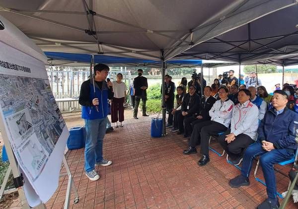 ▲張善政現勘捷運綠線G28站富台國小遷校