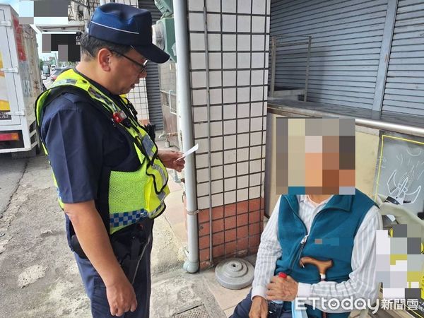 ▲老伯身體不適員警協助返家。（圖／記者楊漢聲翻攝）