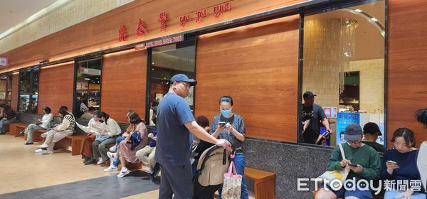 ▲中部百貨,大遠百,鼎泰豐,中友百貨。（圖／記者游瓊華攝）