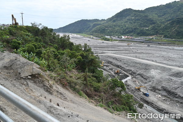▲台東縣長饒慶鈴視察南迴災後復建工程。（圖／記者楊漢聲翻攝）
