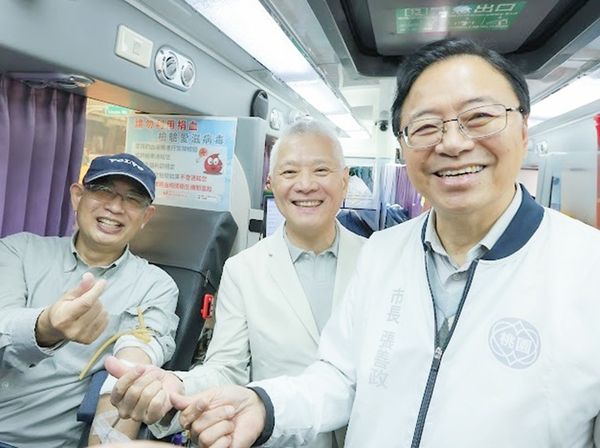 ▲桃園市長張善政今天出席「大大攜手、讓愛延續」捐血活動桃園場活動，與出人員比出小愛心手勢。（圖／市府新聞處提供）