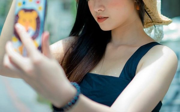 一名女網友透露正妹同事被路人搭訕，直白表達對方太醜，果斷拒絕對方。（示意圖，Pexels）