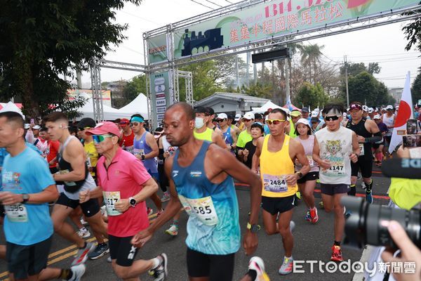 ▲集集半程國際馬拉松開跑，2千選手小鎮攬勝嚐美食。（圖／南投縣政府提供）