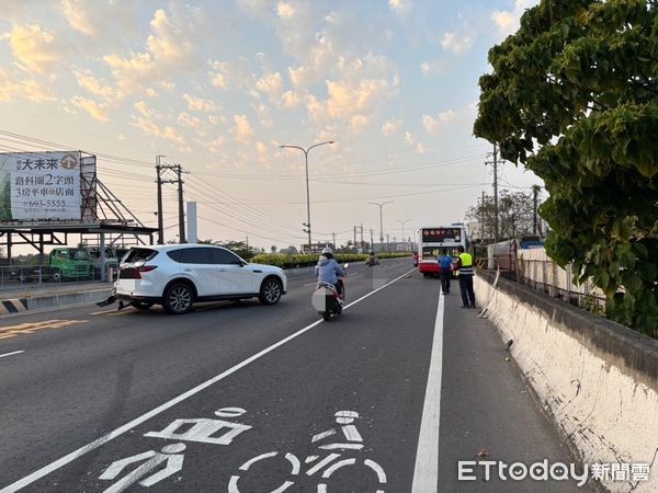 ▲▼快訊／高雄公車追撞3車！女機車騎士「遭卡車底」命危送醫。（圖／記者賴文萱翻攝）