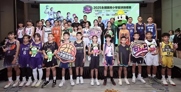 ▲小學體總理事長陳煥修、HBL球星松山高中劉程恩受邀出席、參賽球隊代表合影。（圖／小學體總提供）