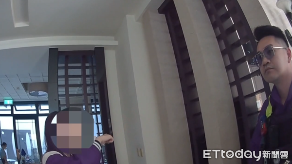▲▼崔姓男子迴轉險些撞行人，接著又迴轉尾隨對方，並且不斷辱罵。（圖／記者吳奕靖翻攝）