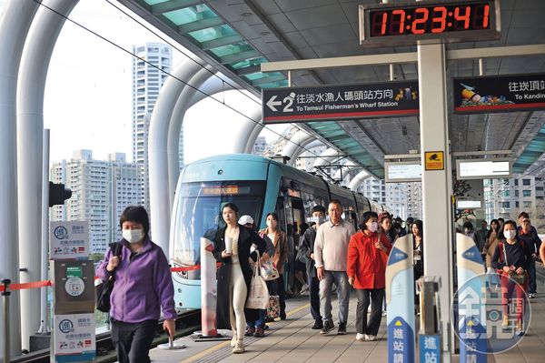 捷運紅樹林站與淡海輕軌交會，是轉乘前往淡海新市鎮的重要站點，交通便利。