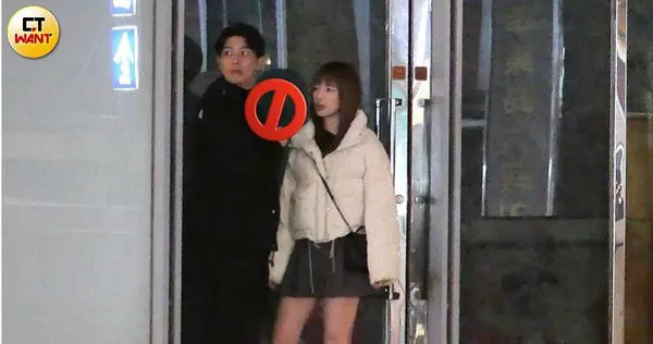 上月19日7點左右，陳天仁到南港跟河村一樹碰面，約會的第一件事，在路邊共抽一根菸。（圖／本刊攝影組）