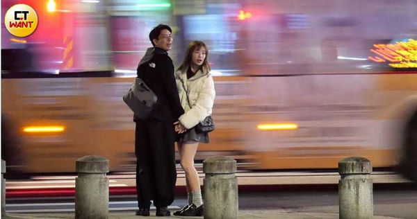 雖然路上車多，但一樹和陳天仁按耐不住熱戀的心情，十指緊扣的情景美得像像幅畫。（圖／本刊攝影組）
