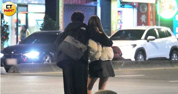 一樹在路口忍不住又環抱著陳天仁。（圖／本刊攝影組）