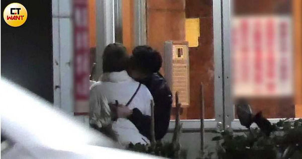 與攝影師友人的聚餐結束後，晚上10點半回到一樹住處樓下，一樹熱情地抱著陳天仁當場親了起來。（圖／本刊攝影組）