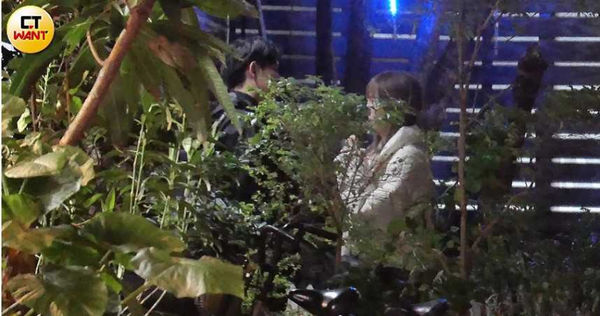 熱騰騰的親吻告一段落，兩人門口又吸菸聊天。（圖／本刊攝影組）