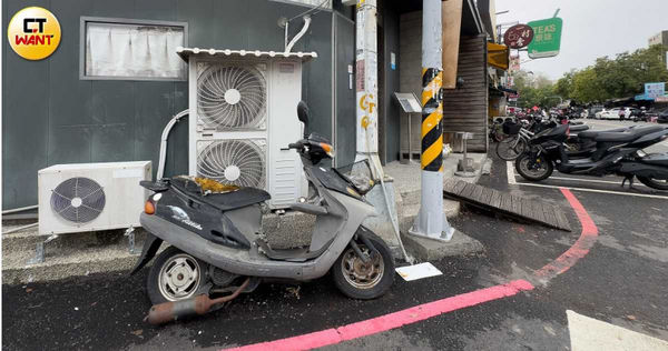 林男表示會有民眾將機車、腳踏車棄置於店外，也導致他被有心人士檢舉備感無奈。（圖／黃威彬攝）