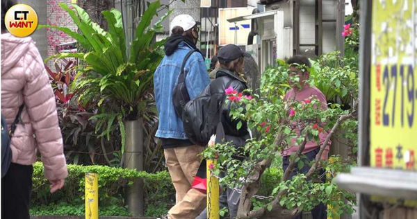 低調慶生1／八三夭阿璞、豆花妹愛情長跑10年　牽手共度40歲生日