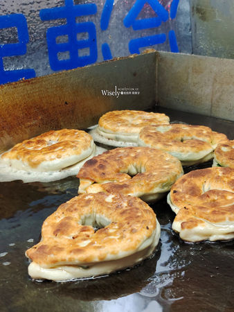 ▲▼蝸牛式三星蔥內饀，鮮肉口味外還有整尾大蝦。（圖／部落客wisely授權提供）