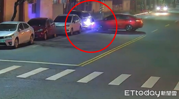 ▲▼畫面曝光！高雄轎車突衝撞2車「擋風玻璃破裂」　駕駛全身傷送醫。（圖／記者賴文萱翻攝）
