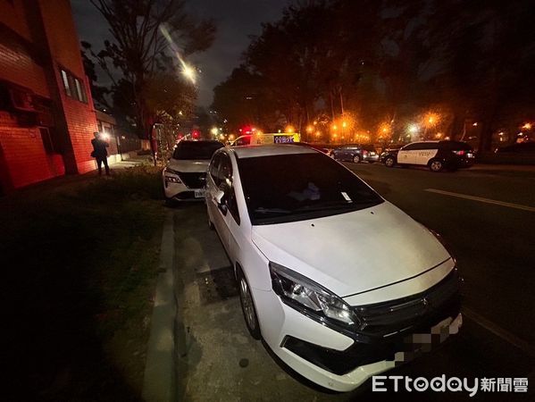 ▲▼畫面曝光！高雄轎車突衝撞2車「擋風玻璃破裂」　駕駛全身傷送醫。（圖／記者賴文萱翻攝）