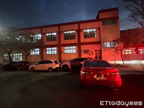 ▲▼畫面曝光！高雄轎車突衝撞2車「擋風玻璃破裂」　駕駛全身傷送醫。（圖／記者賴文萱翻攝）