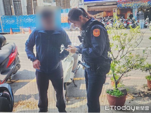 ▲台南市警二分局海安派出所，11日單日就攔阻3件詐騙案，阻詐金額共49萬5000元。（圖／記者林東良翻攝，下同）