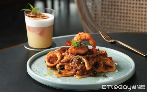 ▲打水灣酒樓 1883 Bistro Club，在港邊享用餐酒特別chill。（圖／記者許宥孺翻攝）