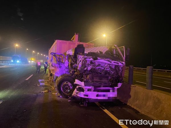 ▲▼台中垃圾車國道凌晨追撞聯結車，車頭面目全非人挫傷。（圖／民眾提供，下同）